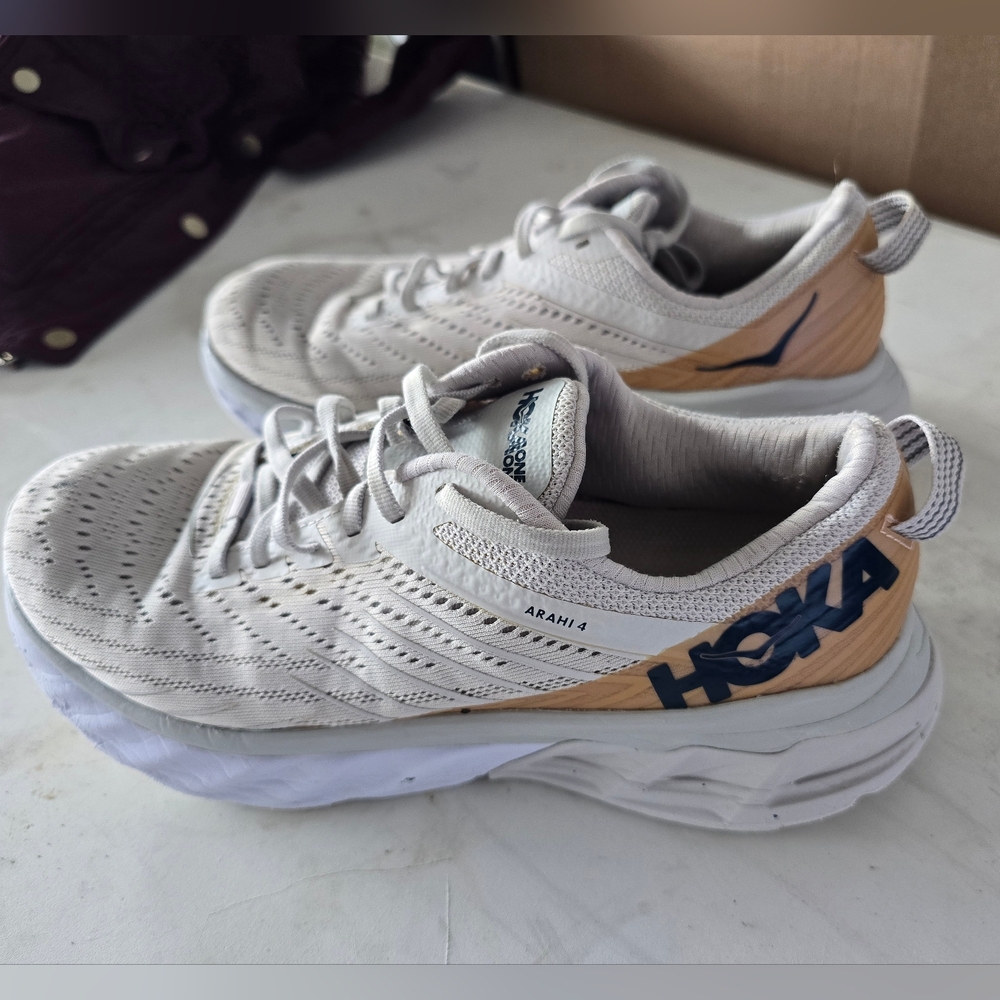 HOKA Arahi 4 Running Shoes - Cream and Tan